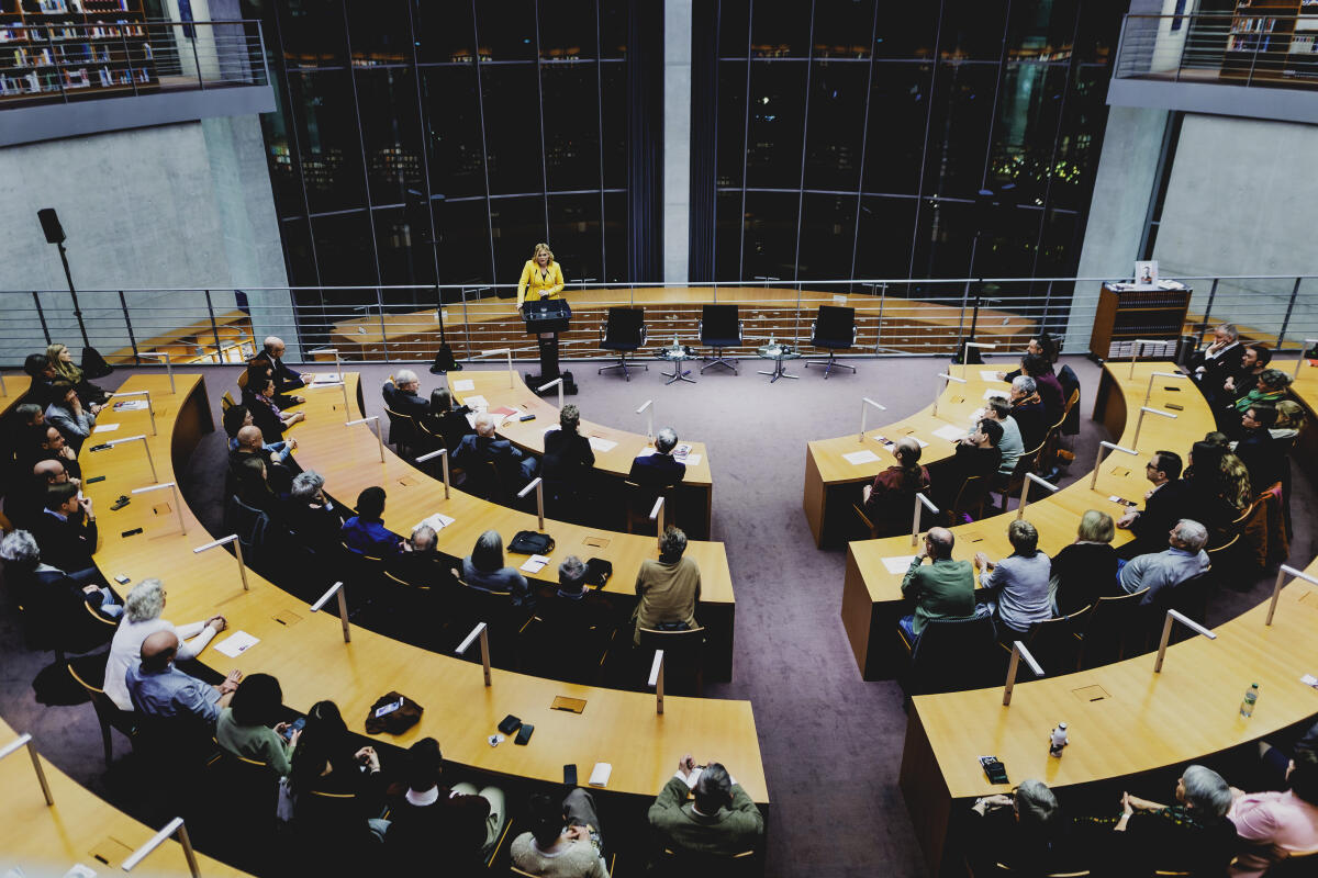 Klöckner, Julia Bundestagspräsidentin Julia Klöckner, CDU/CSU, MdB, während ihrer Rede im Rahmen der Autorenlesung und moderiertem Gespräch in der Bibliothek des Deutschen Bundestages zum Buch 'Paul Löbe - Ein Leben für die Demokratie' von Victoria Krummel.