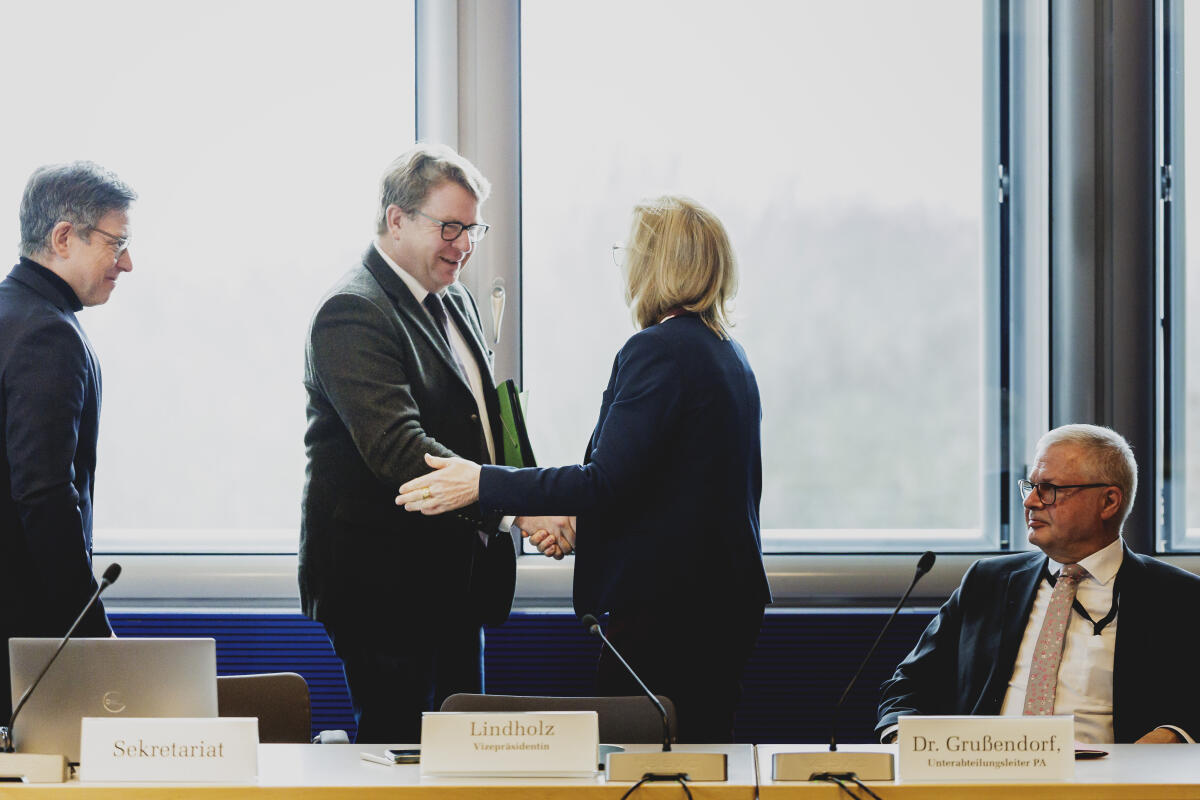 Lindholz, Andrea; Müller, Carsten (L-R) Carsten Müller, MdB, CDU/CSU und  Vizepräsidentin des Deutschen Bundestages Andrea Lindholz, MdB, CDU/CSU, während der Konstituierung des Gremiums gemäß Artikel 13 Absatz 6 des Grundgesetzes