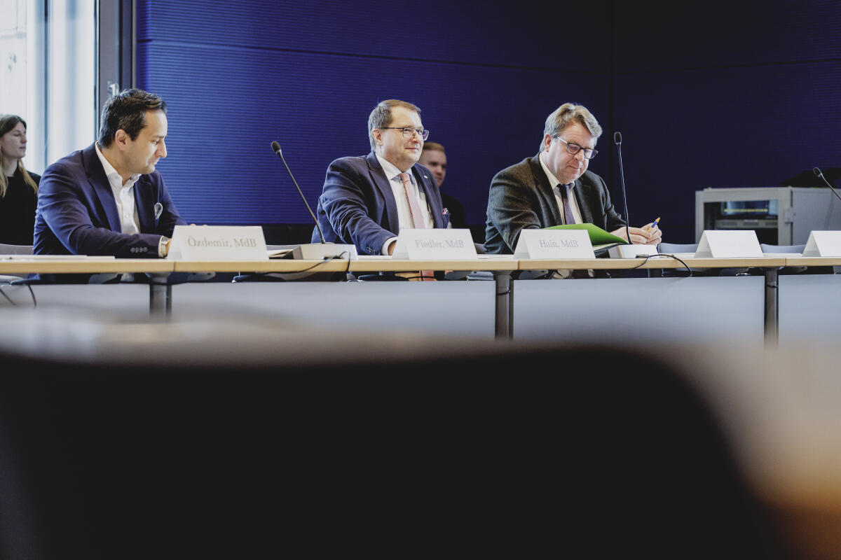 Özdemir, Mahmut; Hain, Heiko; Müller, Carsten (L-R) Mahmut Özdemir, MdB, SPD, Heiko Hain, MdB, CDU/CSU, und Carsten Müller, MdB, CDU/CSU, während der Konstituierung des Gremiums gemäß Artikel 13 Absatz 6 des Grundgesetzes