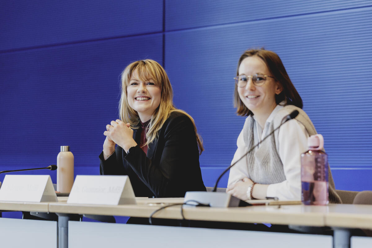Bünger, Clara; Gumnior, Lena (L-R) Clara Bünger, MdB, Die Linke, und Lena Gumnior, MdB, Bündnis 90/Die Grünen, während der Konstituierung des Gremiums gemäß Artikel 13 Absatz 6 des Grundgesetzes