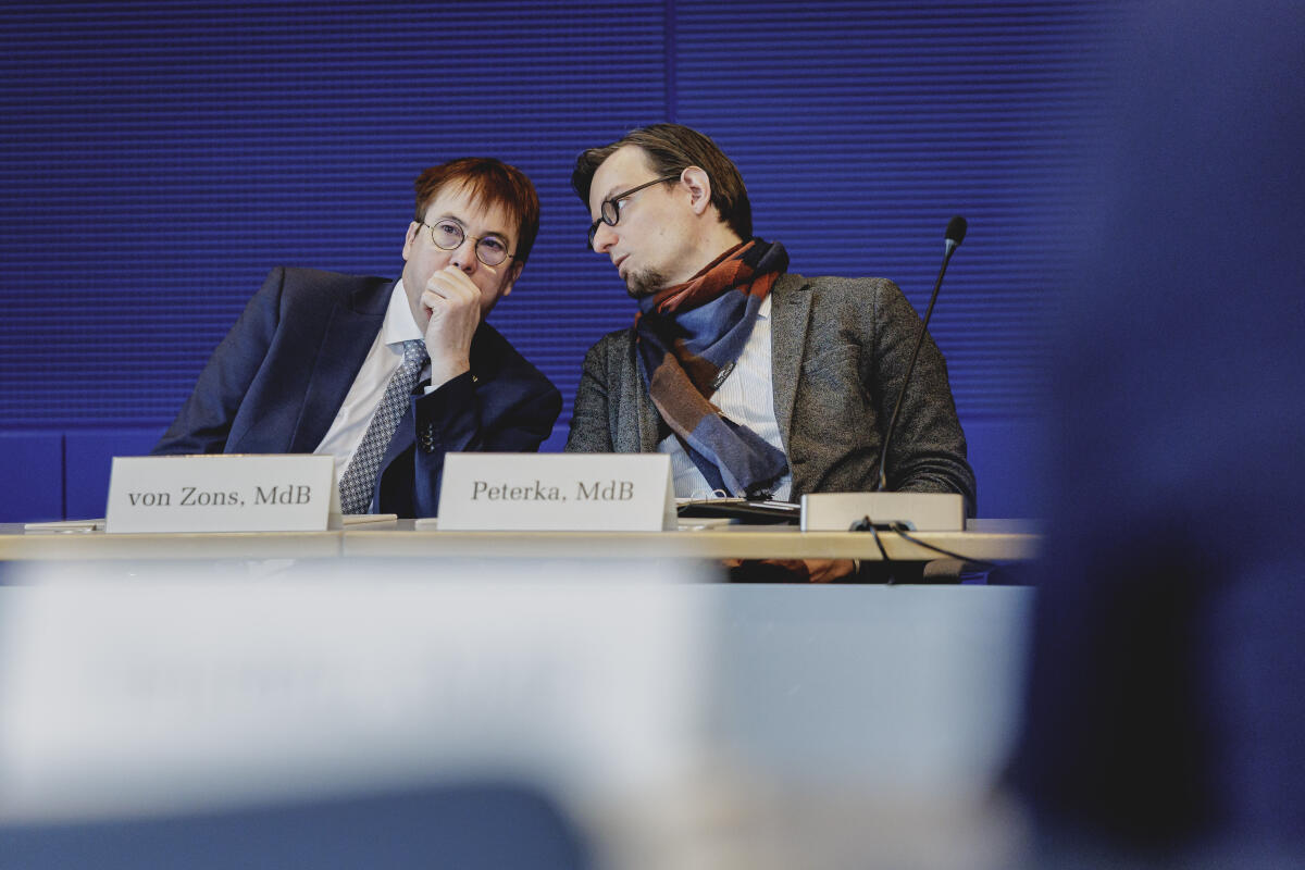 Zons, Ulrich von; Peterka, Tobias (L-R) Ulrich von Zons, MdB, AfD, und Tobias Peterka, MdB, AfD, während der Konstituierung des Gremiums gemäß Artikel 13 Absatz 6 des Grundgesetzes