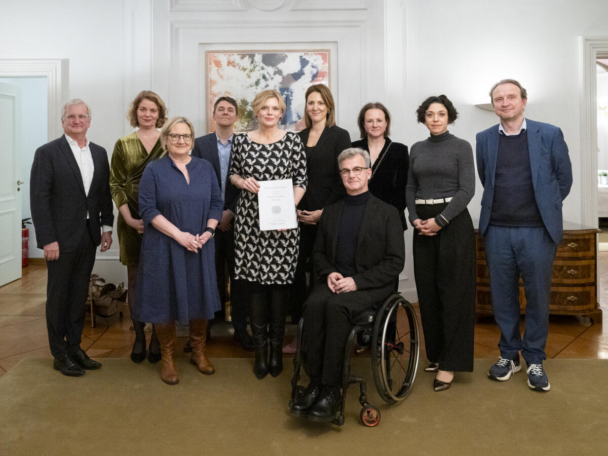 Klöckner, Julia Verleihung des Medienpreises 2025 des Deutschen Bundestages: Der Medienpreis 2025 des Deutschen Bundestags geht an den Journalisten, Autor und Regisseur Jan N. Lorenzen für seine ARD-Dokumentation „Wir waren in der AfD – Aussteiger berichten“. Gruppenfoto (vlnr): Jörg Quoos, Miriam Hollstein, Andrea Kümpfbeck, Nicolas Richter, Bundestagspräsidentin Julia Klöckner, CDU/CSU, MdB, Andrea Maurer, Prof. Dr. Olaf Jacobs, Christiane Hübscher, Katharina Hamberger, Dr. Eckart Lohse.