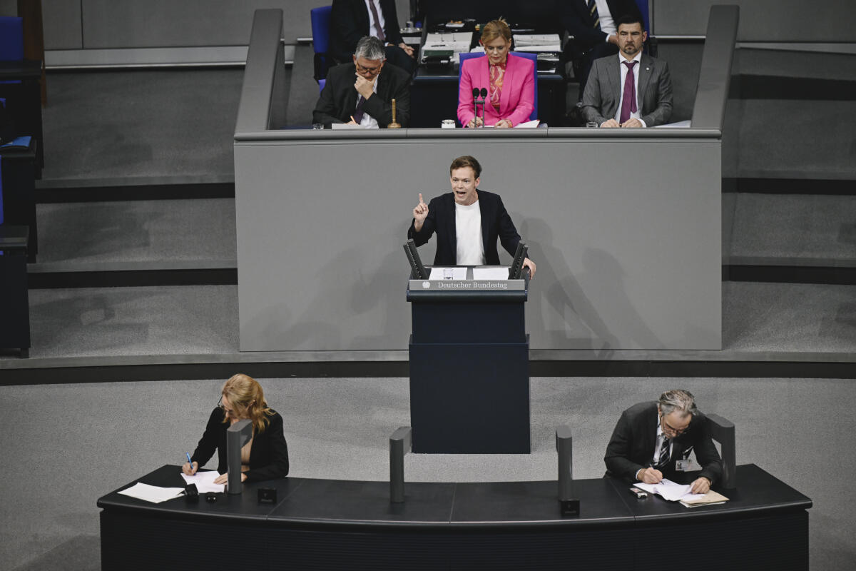 Dzienus, Timon Timon Dzienus, MdB, Bündnis 90/Die Grünen, hält eine Rede zu TOP 6 „Grundsicherungsgeld, Leistungsrechtsanpassungsgesetz“ im Plenum.