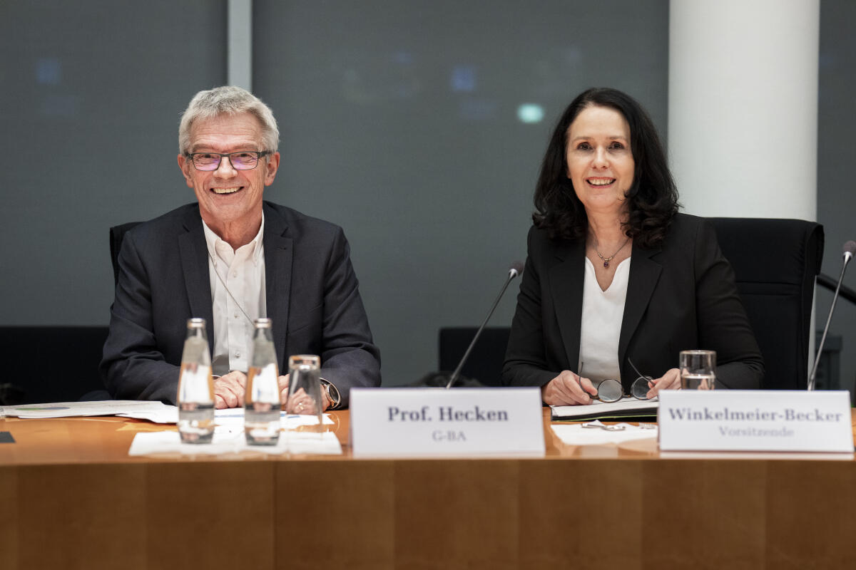 Josef Hecken; Elisabeth Winkelmeier-Becker Prof. Josef Hecken, 1.v.li., Vorsitzender Gemeinsamer Bundesausschuss, berichtet im  Parlamentarischen Beirat für nachhaltige Entwicklung und Zukunftsfragen. In der Bildmitte Elisabeth Winkelmeyer-Becker, CDU/CSU, MDB, Vorsitzende des Beirats