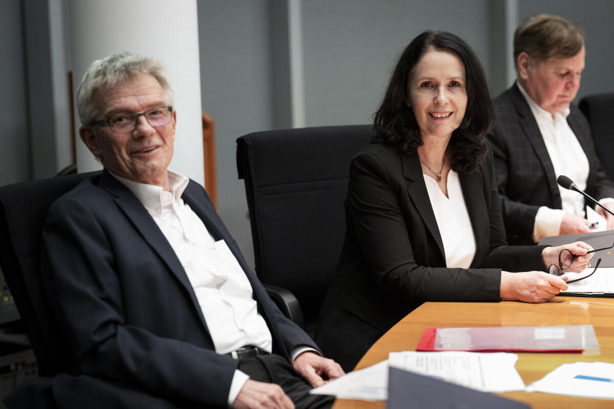 Hecken, Josef; Winkelmeier-Becker, Elisabeth Prof. Josef Hecken, 1.v.li., Vorsitzender Gemeinsamer Bundesausschuss, berichtet im Parlamentarischen Beirat für nachhaltige Entwicklung und Zukunftsfragen. Rechts im Bild Elisabeth Winkelmeyer-Becker, CDU/CSU, MDB, Vorsitzende des Beirats