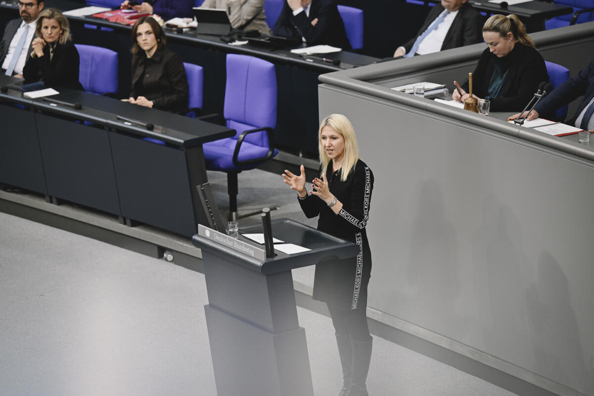 Launert, Silke Dr. Silke Launert, CDU/CSU, MdB, hält eine Rede zu TOP 27 „Beratung der Unterrichtung durch die Bundesregierung Bericht der Bundesregierung zur internationalen Kooperation in Bildung, Wissenschaft und Forschung 2023 bis 2024“ im Plenum.