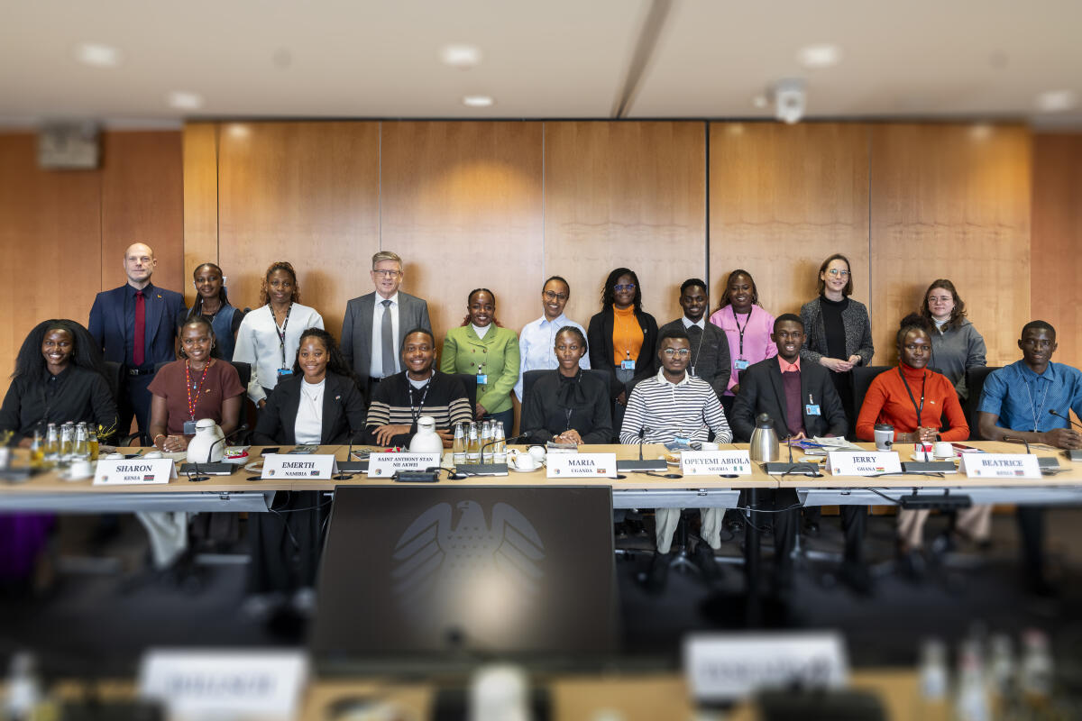  Stipendiaten IPS Afrika im Gespräch mit Parlamentariergruppen