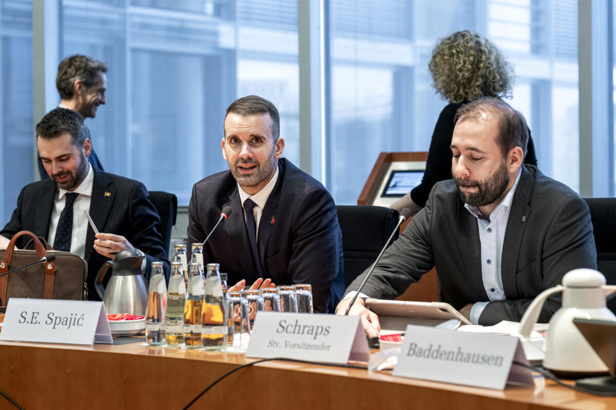 Schraps, Johannes; Spajić, Milojko , S.E., Premierminister Der Premierminister von Montenegro, Milojko Spajić, 2.v. li., spricht im EU-Ausschuss. Hier im Gespräch mit dem stellv. Ausschussvorsitzenden Johannes Schraps,1.v.r SPD, MdB.
