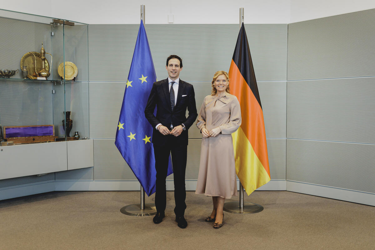 Klöckner, Julia Bundestagspräsidentin Julia Klöckner (r), CDU/CSU, MdB, empfängt den EU-Kommissar für Klima und sauberes Wachstum, Wopke Hoekstra (l), zum Gespräch.
