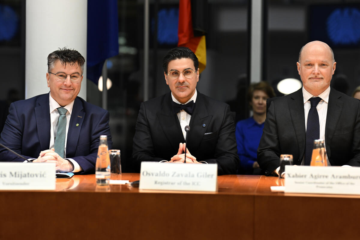 Mijatović, Boris Fachgespräch im Unterausschuss Internationale Ordnung, Vereinte Nationen und internationale Organisationen mit dem Kanzler des Internationalen Strafgerichtshofs und Beratern. Li.i.Bi: Boris Mijatović, MdB, Bündnis 90/Die Grünen, Vorsitzender des Unterausschusses Internationale Ordnung, Vereinte Nationen und internationale Organisationen