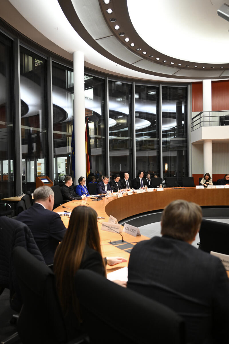 Mijatović, Boris Fachgespräch im Unterausschuss Internationale Ordnung, Vereinte Nationen und internationale Organisationen mit dem Kanzler des Internationalen Strafgerichtshofs und Beratern. Hier der Blick in den Ausschusssaal.