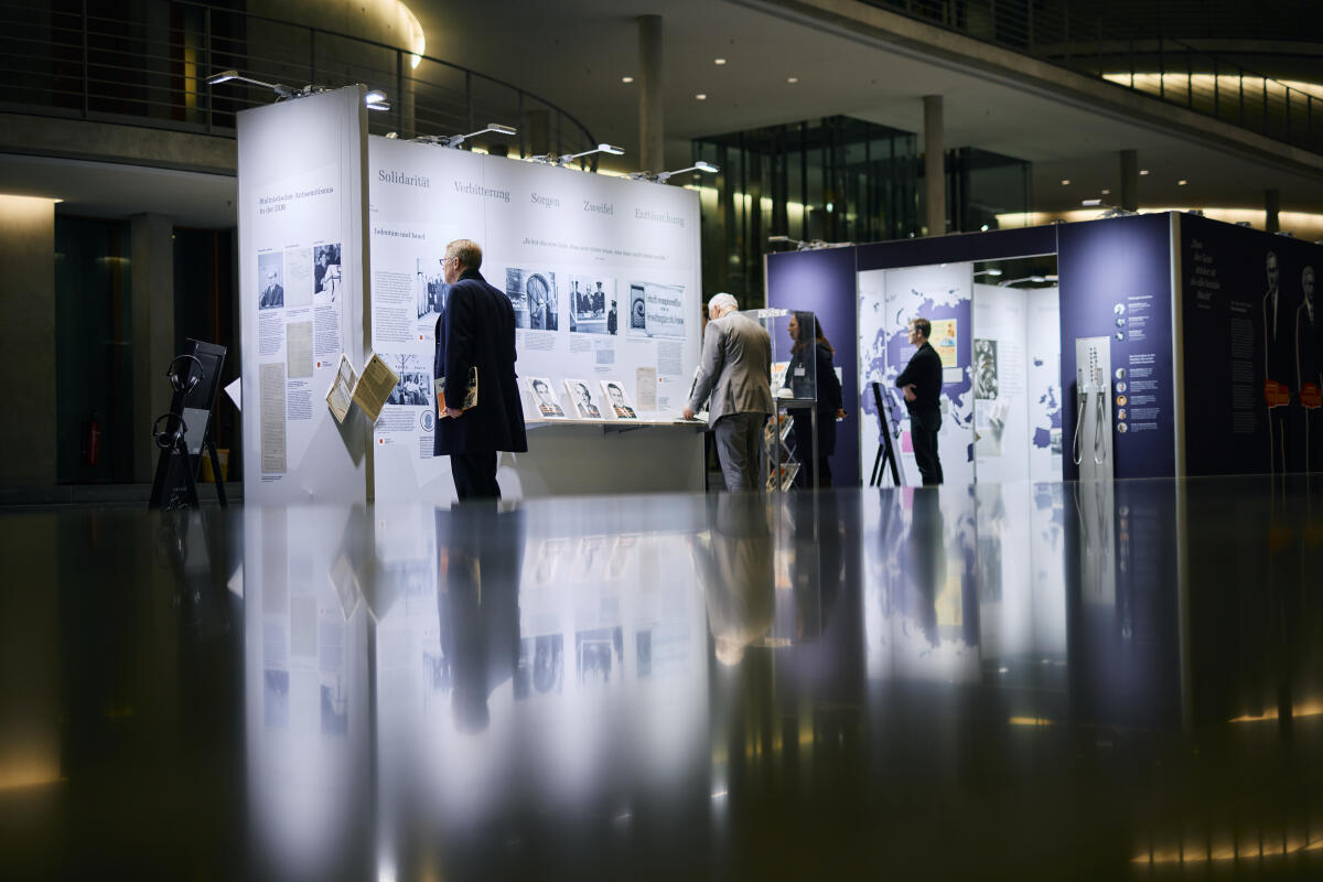  Eröffnung der Ausstellung „An eine Zukunft glauben. Jüdische Biografien in der parlamentarischen Gründergeneration nach 1945“ in der Halle des Paul-Löbe-Hauses. Hier Impressionen der Ausstellung mit Besucherinnen und Besuchern.