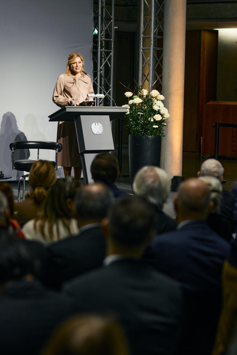 Klöckner, Julia Eröffnung der Ausstellung „An eine Zukunft glauben. Jüdische Biografien in der parlamentarischen Gründergeneration nach 1945“ in der Halle des Paul-Löbe-Hauses. Hier Bundestagspräsidentin Julia Klöckner (im Bild), CDU/CSU, MdB, während ihrer Eröffnungsrede.