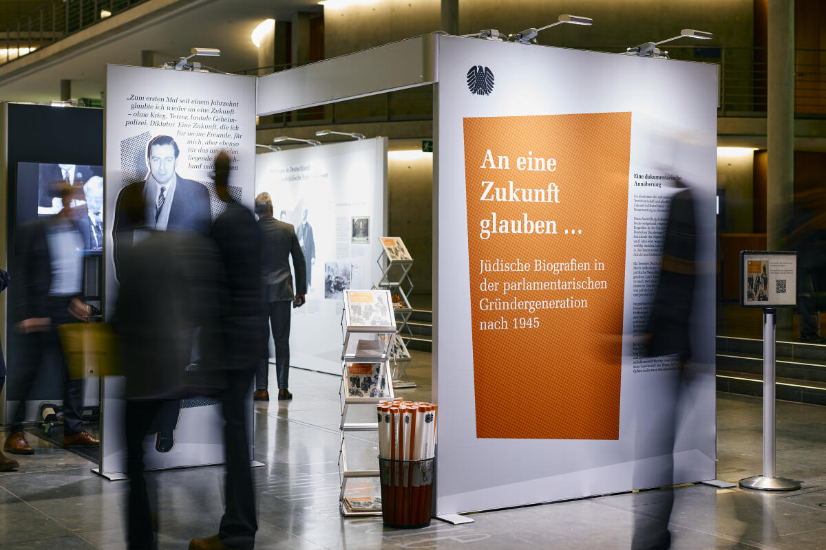  Eröffnung der Ausstellung „An eine Zukunft glauben. Jüdische Biografien in der parlamentarischen Gründergeneration nach 1945“ in der Halle des Paul-Löbe-Hauses. Hier Impressionen der Ausstellung mit Besucherinnen und Besuchern.