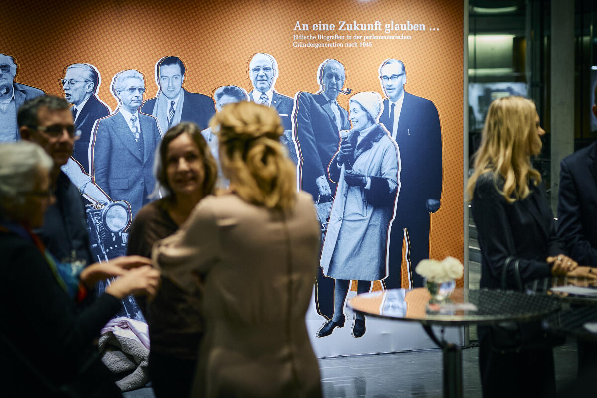  Eröffnung der Ausstellung „An eine Zukunft glauben. Jüdische Biografien in der parlamentarischen Gründergeneration nach 1945“ in der Halle des Paul-Löbe-Hauses. Hier Impressionen der Ausstellung mit Besucherinnen und Besuchern.