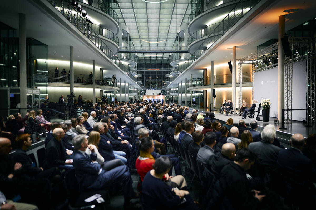  Eröffnung der Ausstellung „An eine Zukunft glauben. Jüdische Biografien in der parlamentarischen Gründergeneration nach 1945“ in der Halle des Paul-Löbe-Hauses. Hier Übersicht über die Veranstaltung mit Publikum, Bühne und Ausstellung.