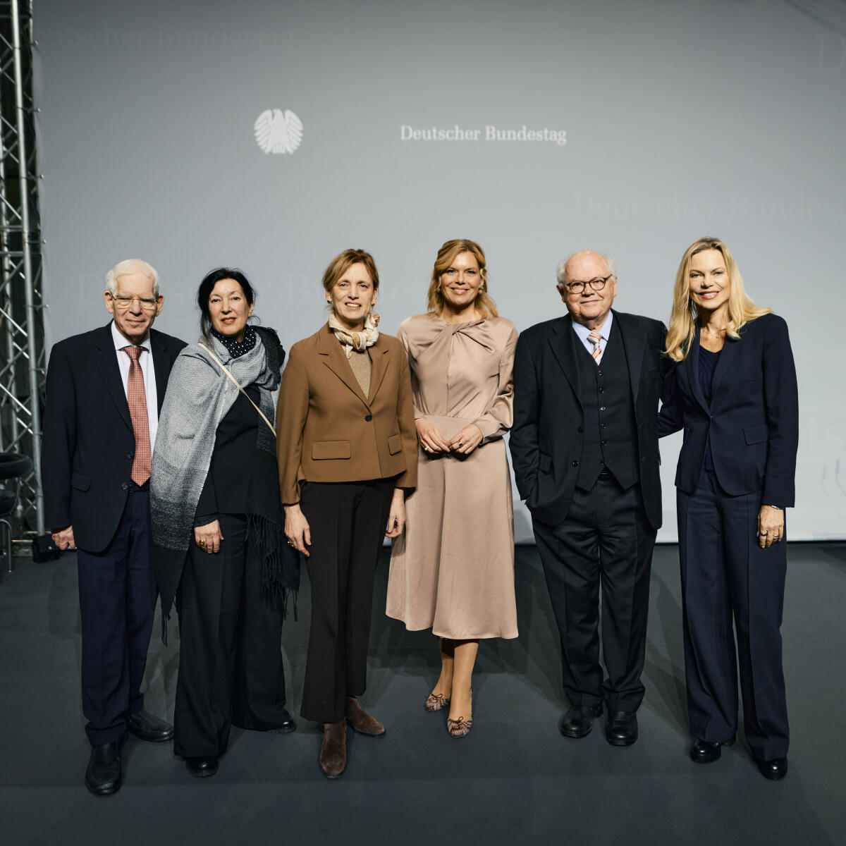 Klöckner, Julia Eröffnung der Ausstellung „An eine Zukunft glauben. Jüdische Biografien in der parlamentarischen Gründergeneration nach 1945“ in der Halle des Paul-Löbe-Hauses. Gruppenfoto mit (vlnr) dem Präsidenten des Zentralrates der Juden, Dr. Josef Schuster, Moderatorin Sharon Adler, Bundesministerin für Bildung, Familie, Senioren, Frauen und Jugend Karin Prien, Bundestagspräsidentin Julia Klöckner, CDU/CSU, MdB, Jerzy Montag, MdB a. D., sowie Moderatorin und Journalistin Nina Ruge.