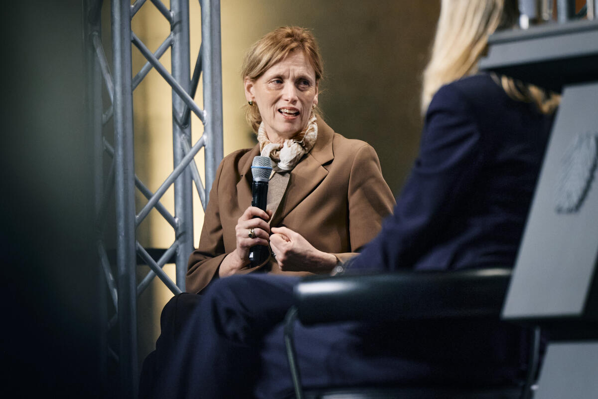  Eröffnung der Ausstellung „An eine Zukunft glauben. Jüdische Biografien in der parlamentarischen Gründergeneration nach 1945“ in der Halle des Paul-Löbe-Hauses. Hier das durch Sharon Adler moderierte Gespräch im Rahmen der Eröffnung mit Bundesministerin für Bildung, Familie, Senioren, Frauen und Jugend Karin Prien (im Bild), Dr. Gregor Gysi, Die Linke., MdB, Jerzy Montag, MdB a. D., sowie Moderatorin und Journalistin Nina Ruge.