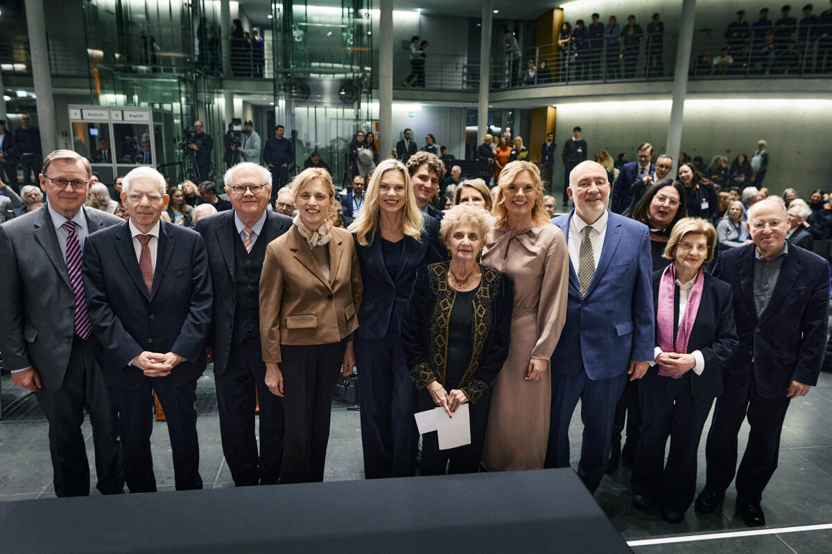 Klöckner, Julia; Gysi, Gregor; Ramelow, Bodo Eröffnung der Ausstellung „An eine Zukunft glauben. Jüdische Biografien in der parlamentarischen Gründergeneration nach 1945“ in der Halle des Paul-Löbe-Hauses. Gruppenfoto mit (1. Reihe vlnr) Bundestagsvizepräsident Bodo Ramelow, Die Linke, MdB, dem Präsidenten des Zentralrates der Juden, Dr. Josef Schuster, Jerzy Montag, MdB a. D., Bundesministerin für Bildung, Familie, Senioren, Frauen und Jugend Karin Prien, Moderatorin und Journalistin Nina Ruge, Gastrednerin bei der Gedenkstunde am 28. Januar 2026, Holocaust-Überlebende Tova Friedman, Bundestagspräsidentin Julia Klöckner, CDU/CSU, MdB, dem israelischen Botschafter in Deutschland Ron Prosor, Gastrednerin von 2024, Holocaust-Überlebende Eva Szepesi, und Dr. Gregor Gysi, Die Linke., MdB.