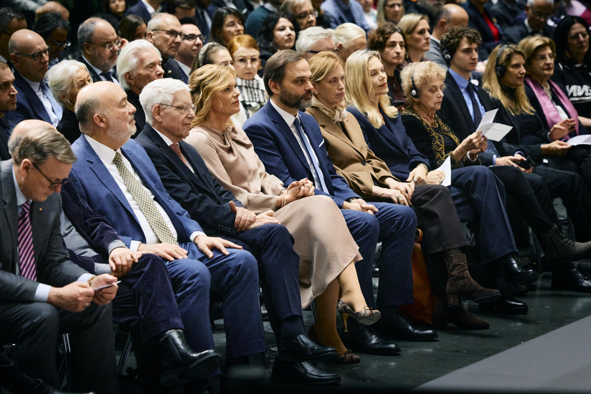 Klöckner, Julia; Ramelow, Bodo Eröffnung der Ausstellung „An eine Zukunft glauben. Jüdische Biografien in der parlamentarischen Gründergeneration nach 1945“ in der Halle des Paul-Löbe-Hauses. 1. Sitzreihe (vlnr) Bundestagsvizepräsident Bodo Ramelow, Die Linke., MdB, israelischer Botschafter, Ron Prosor, Präsident des Zentralrates der Juden, Dr. Josef Schuster, Bundestagspräsidentin Julia Klöckner, CDU/CSU, MdB, Direktor beim Deutschen Bundestag Paul Göttke, Bundesministerin für Bildung, Familie, Senioren, Frauen und Jugend Karin Prien, sowie Moderatorin und Journalistin Nina Ruge, Gastrednerin bei der Gedenkstunde am 28. Januar 2026, Holocaust-Überlebende Tova Friedman sowie ihr Enkel Aron Goodman.