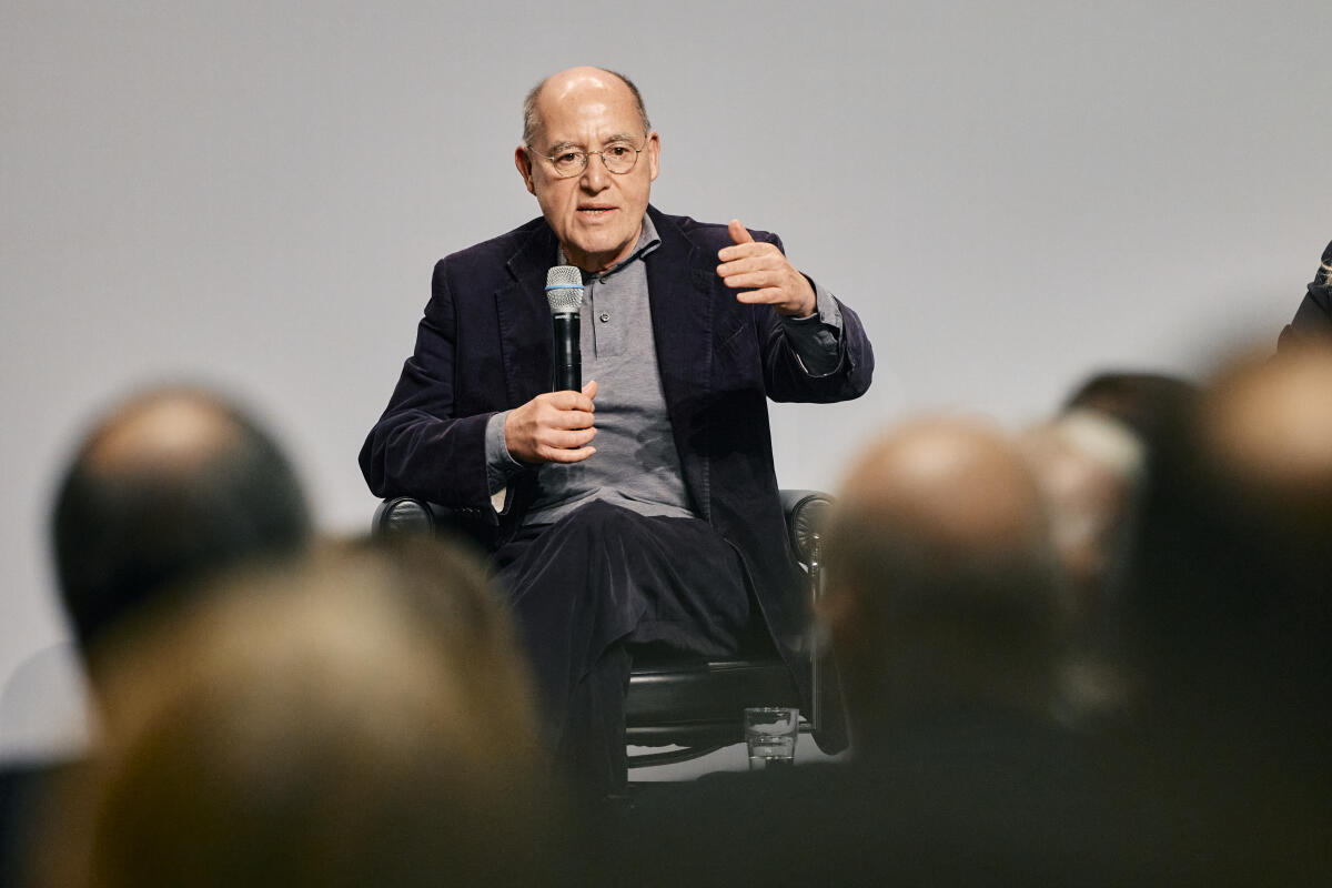 Gysi, Gregor Eröffnung der Ausstellung „An eine Zukunft glauben. Jüdische Biografien in der parlamentarischen Gründergeneration nach 1945“ in der Halle des Paul-Löbe-Hauses. Hier das durch Sharon Adler moderierte Gespräch im Rahmen der Eröffnung mit Bundesministerin für Bildung, Familie, Senioren, Frauen und Jugend Karin Prien, Dr. Gregor Gysi (im Bild), Die Linke., MdB, Jerzy Montag, MdB a. D., sowie Moderatorin und Journalistin Nina Ruge.