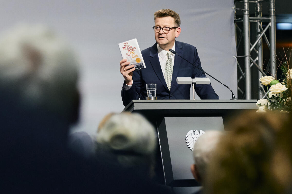  Eröffnung der Ausstellung „An eine Zukunft glauben. Jüdische Biografien in der parlamentarischen Gründergeneration nach 1945“ in der Halle des Paul-Löbe-Hauses. Hier Einführung in die Ausstellung durch Dr. Hilmar Sack (im Bild), Leiter des Fachbereichs WD 1 der Bundestagsverwaltung mit dem Buch "Der letzte Redner ist eine Dame" in der Hand.
