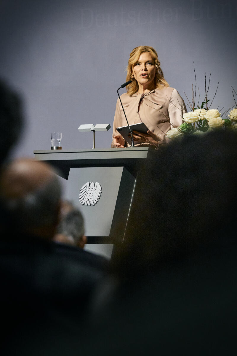Klöckner, Julia Eröffnung der Ausstellung „An eine Zukunft glauben. Jüdische Biografien in der parlamentarischen Gründergeneration nach 1945“ in der Halle des Paul-Löbe-Hauses. Hier Bundestagspräsidentin Julia Klöckner (im Bild), CDU/CSU, MdB, während ihrer Eröffnungsrede.