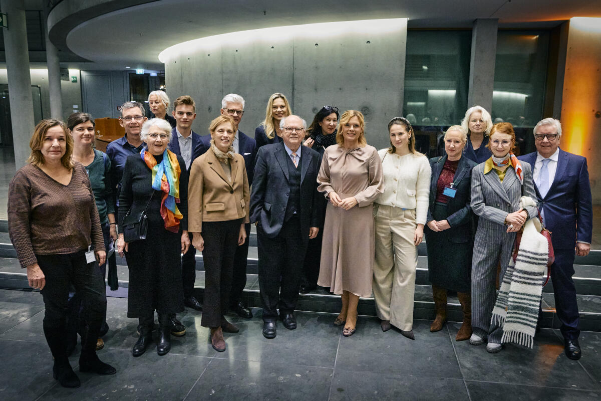 Prien, Karin; Klöckner, Julia Eröffnung der Ausstellung „An eine Zukunft glauben. Jüdische Biografien in der parlamentarischen Gründergeneration nach 1945“ in der Halle des Paul-Löbe-Hauses. Gruppenfoto mit Bundesministerin für Bildung, Familie, Senioren, Frauen und Jugend Karin Prien (7vl), Bundestagspräsidentin Julia Klöckner (6vr), CDU/CSU, MdB, und Angehörigen und Nachfahren der Abgeordneten Riesser, Erik Blumenfeld, Wilhelm Dröscher und Georg Schulhoff.