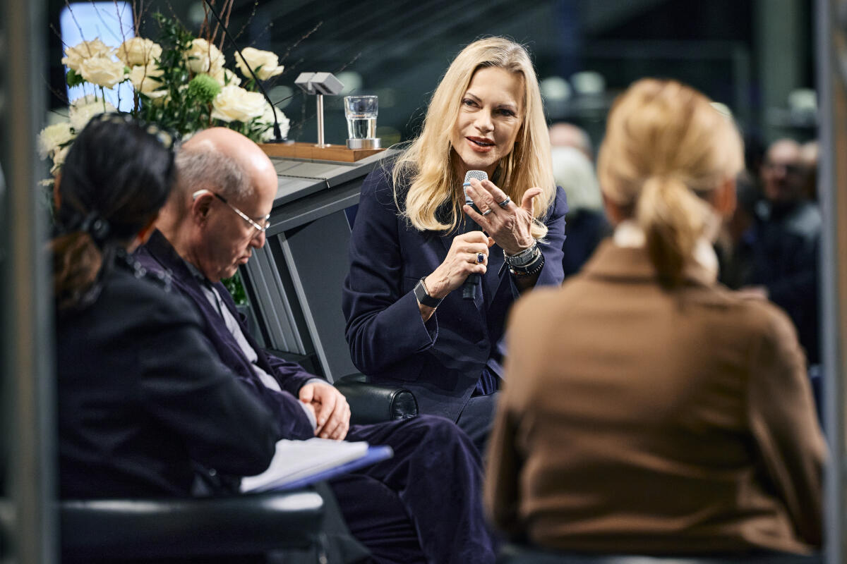  Eröffnung der Ausstellung „An eine Zukunft glauben. Jüdische Biografien in der parlamentarischen Gründergeneration nach 1945“ in der Halle des Paul-Löbe-Hauses. Hier das durch Sharon Adler moderierte Gespräch im Rahmen der Eröffnung mit Bundesministerin für Bildung, Familie, Senioren, Frauen und Jugend Karin Prien, Dr. Gregor Gysi, Die Linke., MdB, Jerzy Montag, MdB a. D., sowie Moderatorin und Journalistin Nina Ruge (im Bild).