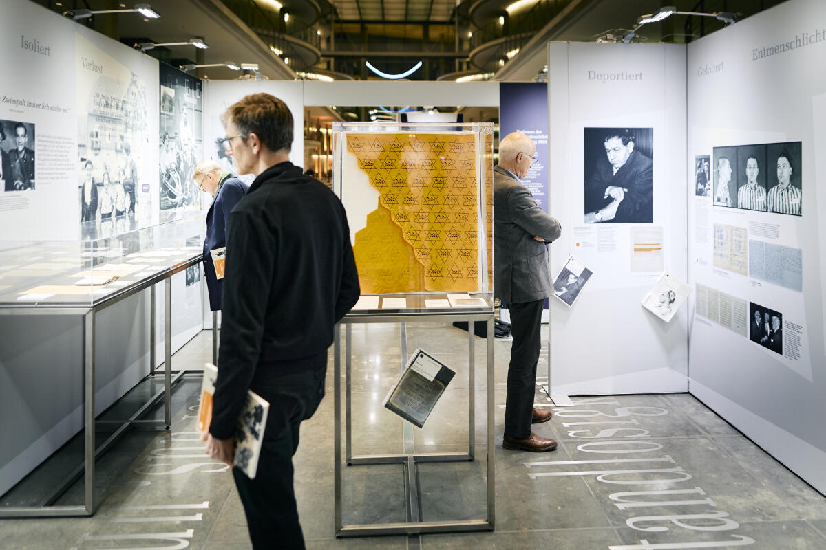  Eröffnung der Ausstellung „An eine Zukunft glauben. Jüdische Biografien in der parlamentarischen Gründergeneration nach 1945“ in der Halle des Paul-Löbe-Hauses. Hier Impressionen der Ausstellung mit Besuchern.