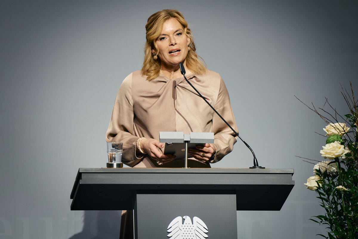 Klöckner, Julia Eröffnung der Ausstellung „An eine Zukunft glauben. Jüdische Biografien in der parlamentarischen Gründergeneration nach 1945“ in der Halle des Paul-Löbe-Hauses. Hier Bundestagspräsidentin Julia Klöckner (im Bild), CDU/CSU, MdB, während ihrer Eröffnungsrede.