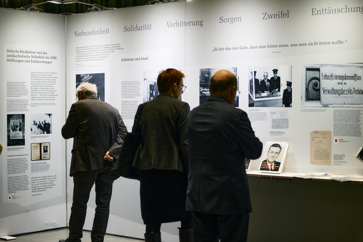  Eröffnung der Ausstellung „An eine Zukunft glauben. Jüdische Biografien in der parlamentarischen Gründergeneration nach 1945“ in der Halle des Paul-Löbe-Hauses. Hier Impressionen der Ausstellung mit Besucherin und Besuchern.