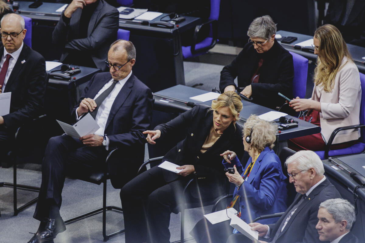 Klöckner, Julia Gedenkstunde anlässlich des Tags des Gedenkens an die Opfer des Nationalsozialismus. Hier Blick auf die Sonderstuhlreihe mit Bundestagspräsidentin Julia Klöckner (m), CDU/CSU, MdB, und Gastrednerin Holocaust-Überlebende Tova Friedman (2vr).