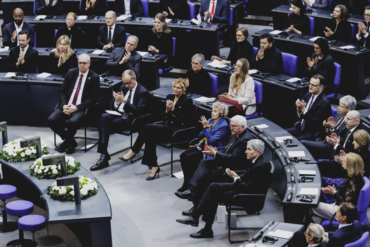 Klöckner, Julia; Steinmeier, Frank-Walter; Merz, Friedrich; Harbarth, Stephan; Bovenschulte, Andreas Gedenkstunde anlässlich des Tags des Gedenkens an die Opfer des Nationalsozialismus. Hier Blick auf die Sonderstuhlreihe (links oben nach rechts unten) Bundesratspräsident Andreas Bovenschulte, Präsident des Senats der Freien Hansestadt Bremen, Bundeskanzler Friedrich Merz, CDU/CSU, MdB, Bundestagspräsidentin Julia Klöckner, CDU/CSU, MdB, Gastrednerin Holocaust-Überlebende Tova Friedman, Bundespräsident Dr. Frank-Walter Steinmeier und Bundesverfassungsgerichtspräsident, Prof. Dr. Stephan Harbarth.