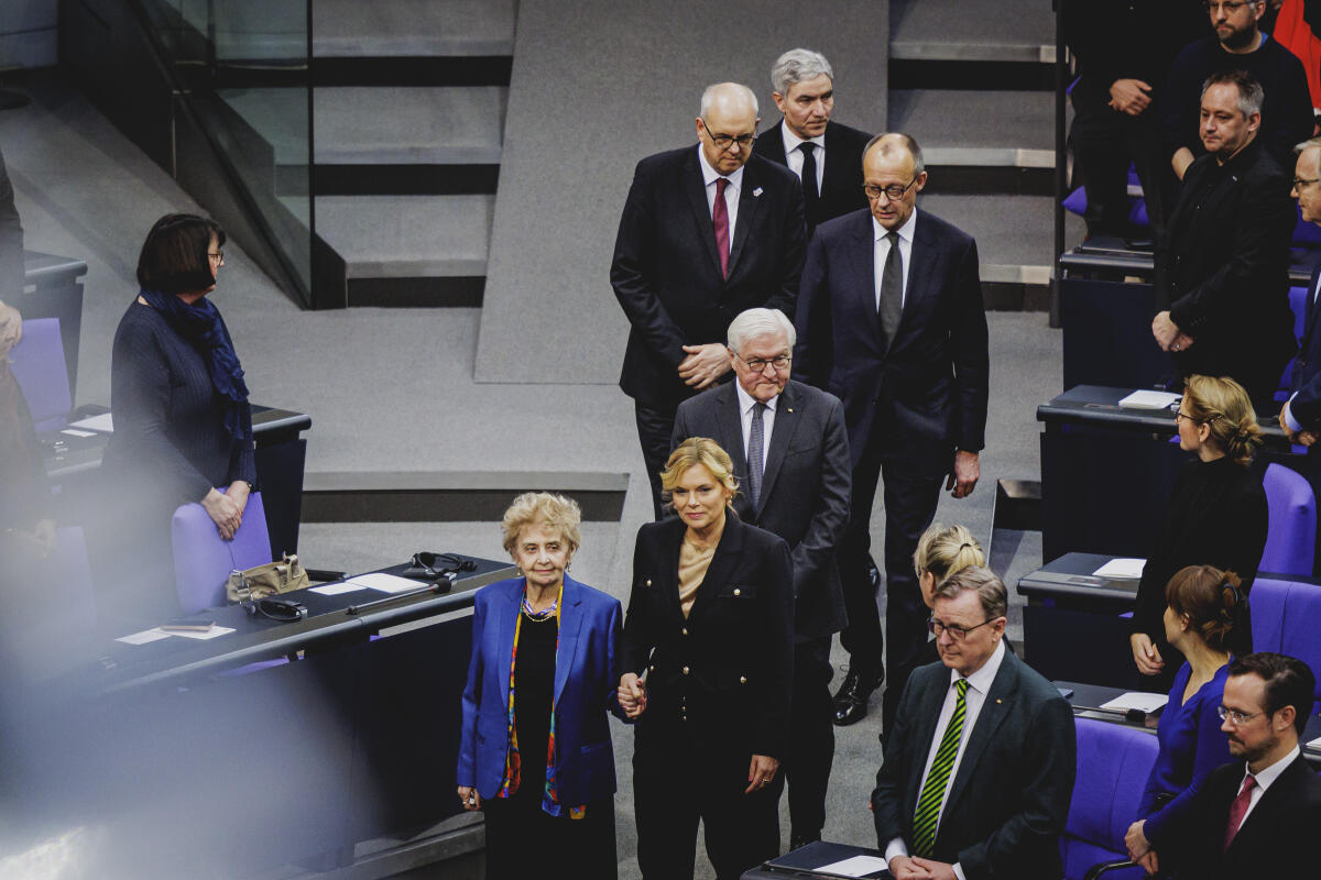 Steinmeier, Frank-Walter; Merz, Friedrich; Harbarth, Stephan; Bovenschulte, Andreas Gedenkstunde anlässlich des Tags des Gedenkens an die Opfer des Nationalsozialismus. Hier gemeinsamer Gang in den Plenarsaal (links vorne nach hinten rechts) Gastrednerin Holocaust-Überlebende Tova Friedman und Bundestagspräsidentin Julia Klöckner, CDU/CSU, MdB, Bundespräsident Dr. Frank-Walter Steinmeier, Bundesratspräsident Andreas Bovenschulte, Präsident des Senats der Freien Hansestadt Bremen und Bundeskanzler Friedrich Merz, CDU/CSU, MdB, sowie Bundesverfassungsgerichtspräsident, Prof. Dr. Stephan Harbarth.