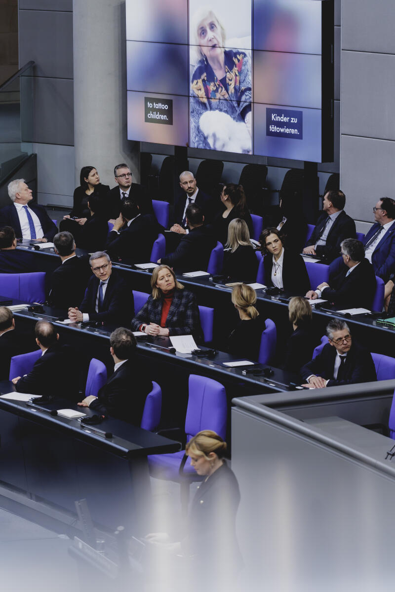 Klöckner, Julia Gedenkstunde anlässlich des Tags des Gedenkens an die Opfer des Nationalsozialismus. Hier  Bundestagspräsidentin Julia Klöckner (unten), CDU/CSU, MdB, während ihrer Rede mit audiovisuellen Elementen auf den Medienwänden.