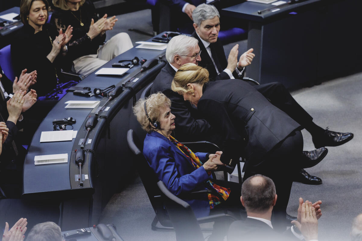 Klöckner, Julia Gedenkstunde anlässlich des Tags des Gedenkens an die Opfer des Nationalsozialismus. Hier Blick auf die Sonderstuhlreihe mit Bundestagspräsidentin Julia Klöckner (r) , CDU/CSU, MdB, und Gastrednerin Holocaust-Überlebende Tova Friedman (l).