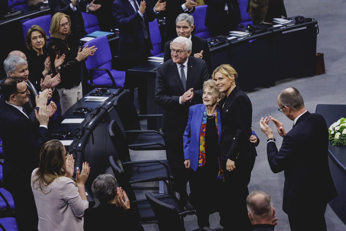 Klöckner, Julia Gedenkstunde anlässlich des Tags des Gedenkens an die Opfer des Nationalsozialismus. Hier Bundestagspräsidentin Julia Klöckner (2vr), CDU/CSU, MdB, und Gastrednerin Holocaust-Überlebende Tova Friedman (m) während sie beim stehenden Applaus nach der Rede von Tova Friedman zu den Tribünen blicken.