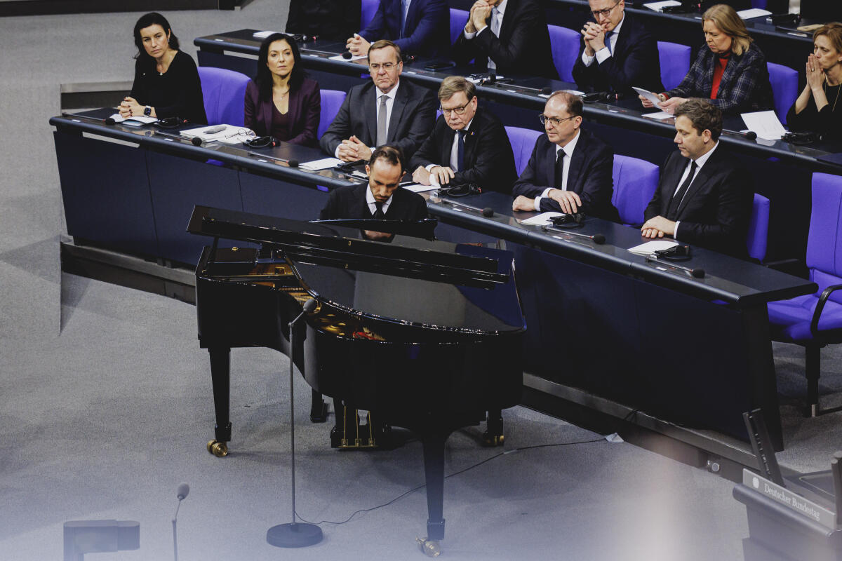  Gedenkstunde anlässlich des Tags des Gedenkens an die Opfer des Nationalsozialismus. Hier die Musikalische Darbietung von Pianist Igor Levit (im Bild).