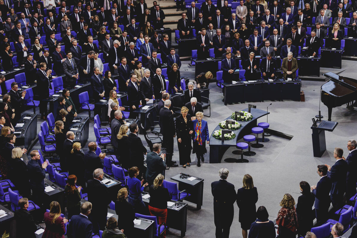  Gedenkstunde anlässlich des Tags des Gedenkens an die Opfer des Nationalsozialismus. Hier Blick in den Plenarsaal beim gemeinsamen Gang aus dem Plenarsaal. In der Bildmitte Bundestagspräsidentin Julia Klöckner, CDU/CSU, MdB, und Gastrednerin Holocaust-Überlebende Tova Friedman.