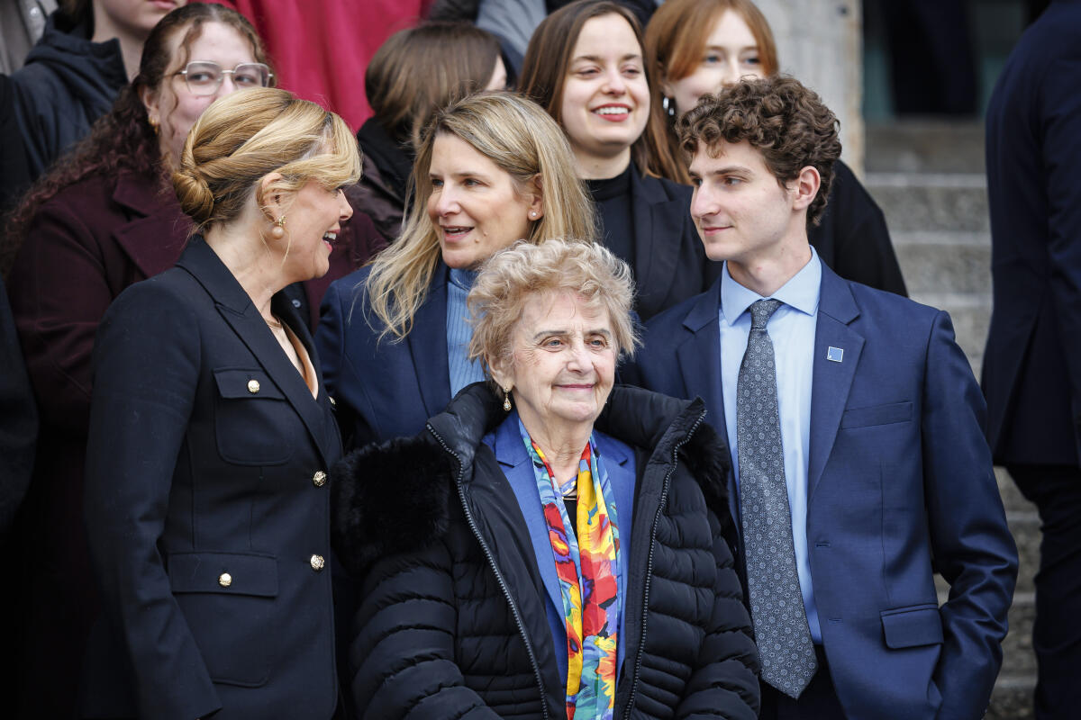 Klöckner, Julia Gruppenfoto vor dem #weremember-Schriftzug vor dem Reichstagsgebäude - Hier (vlnr) Bundestagspräsidentin Julia Klöckner, CDU/CSU, MdB, mit Gastrednerin Holocaust-Überlebende Tova Friedman, sowie Angehörigen von Tova Friedman im Gespräch.