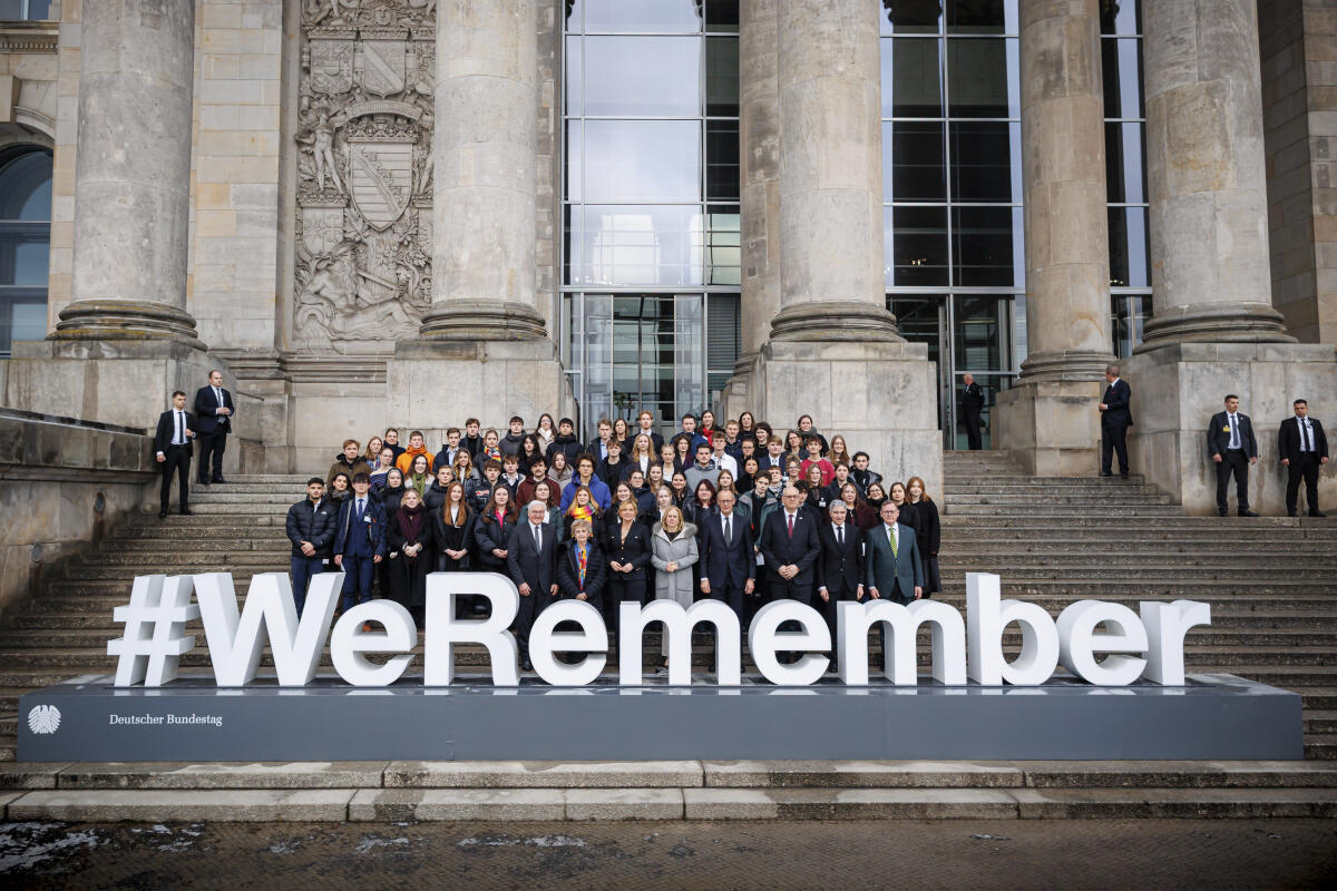 Klöckner, Julia; Steinmeier, Frank-Walter; Harbarth, Stephan; Bovenschulte, Andreas Gruppenfoto vor dem #weremember-Schriftzug vor dem Reichstagsgebäude mit den Teilnehmerinnen und Teilnehmer der Jugendbegegnung 2026 sowie in der 1. Reihe hinter dem Schriftzug Bundespräsident Dr. Frank-Walter Steinmeier, Gastrednerin Holocaust-Überlebende Tova Friedman, Bundestagspräsidentin Julia Klöckner, CDU/CSU, MdB, Bundestagsvizepräsidentin Andrea Lindholz, CDU/CSU, MdB, Bundeskanzler Friedrich Merz, CDU/CSU, MdB, Bundesratspräsident Andreas Bovenschulte, Präsident des Senats der Freien Hansestadt Bremen, Bundesverfassungsgerichtspräsident, Prof. Dr. Stephan Harbarth, und Bundestagsvizepräsident Bodo Ramelow, Die Linke., MdB.