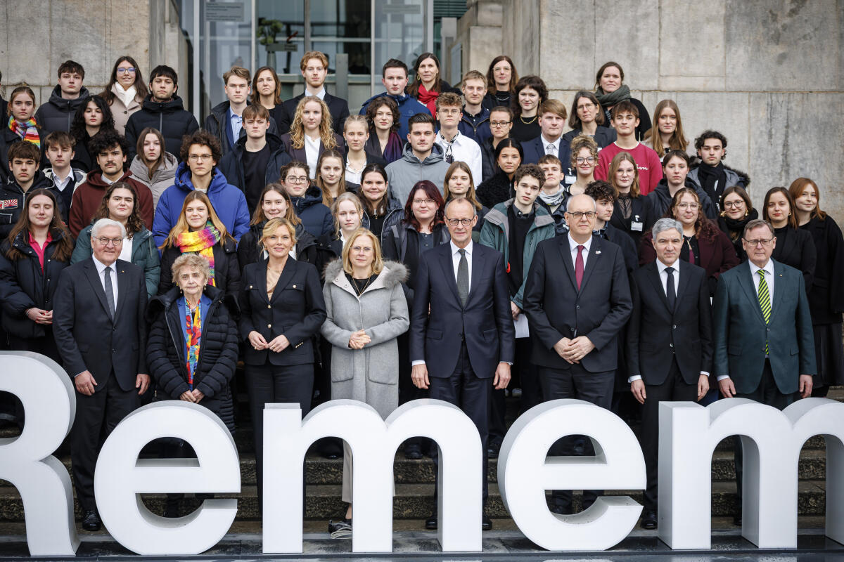 Klöckner, Julia; Steinmeier, Frank-Walter; Lindholz, Andrea; Ramelow, Bodo; Harbarth, Stephan; Bovenschulte, Andreas Gruppenfoto vor dem #weremember-Schriftzug vor dem Reichstagsgebäude mit den Teilnehmerinnen und Teilnehmer der Jugendbegegnung 2026 sowie in der 1. Reihe hinter dem Schriftzug Bundespräsident Dr. Frank-Walter Steinmeier, Gastrednerin Holocaust-Überlebende Tova Friedman, Bundestagspräsidentin Julia Klöckner, CDU/CSU, MdB, Bundestagsvizepräsidentin Andrea Lindholz, CDU/CSU, MdB, Bundeskanzler Friedrich Merz, CDU/CSU, MdB, Bundesratspräsident Andreas Bovenschulte, Präsident des Senats der Freien Hansestadt Bremen, Bundesverfassungsgerichtspräsident, Prof. Dr. Stephan Harbarth, und Bundestagsvizepräsident Bodo Ramelow, Die Linke., MdB.