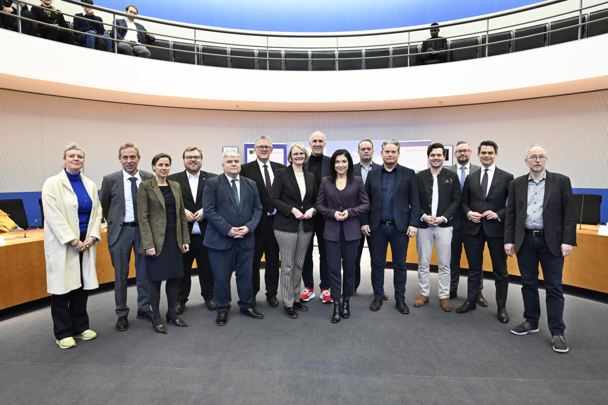 Reiche, Katherina Katherina Reiche, Bundesministerin für Wirtschaft und Energie, mit Mitgliedern des Ausschuss für Tourismus 