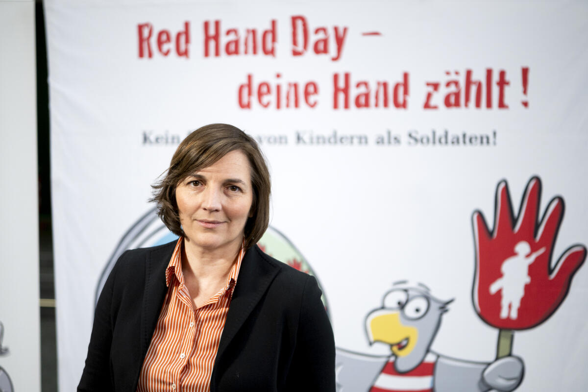 Wulf, Mareike Kinderbeauftragte Mareike Wulf, Parlamentarische Staatssekretärin im Bundesbildungsministerium, bei der Aktion der Kinderkomission: `"Red-Hand-Day-deine Hand zählt" im Bundestag