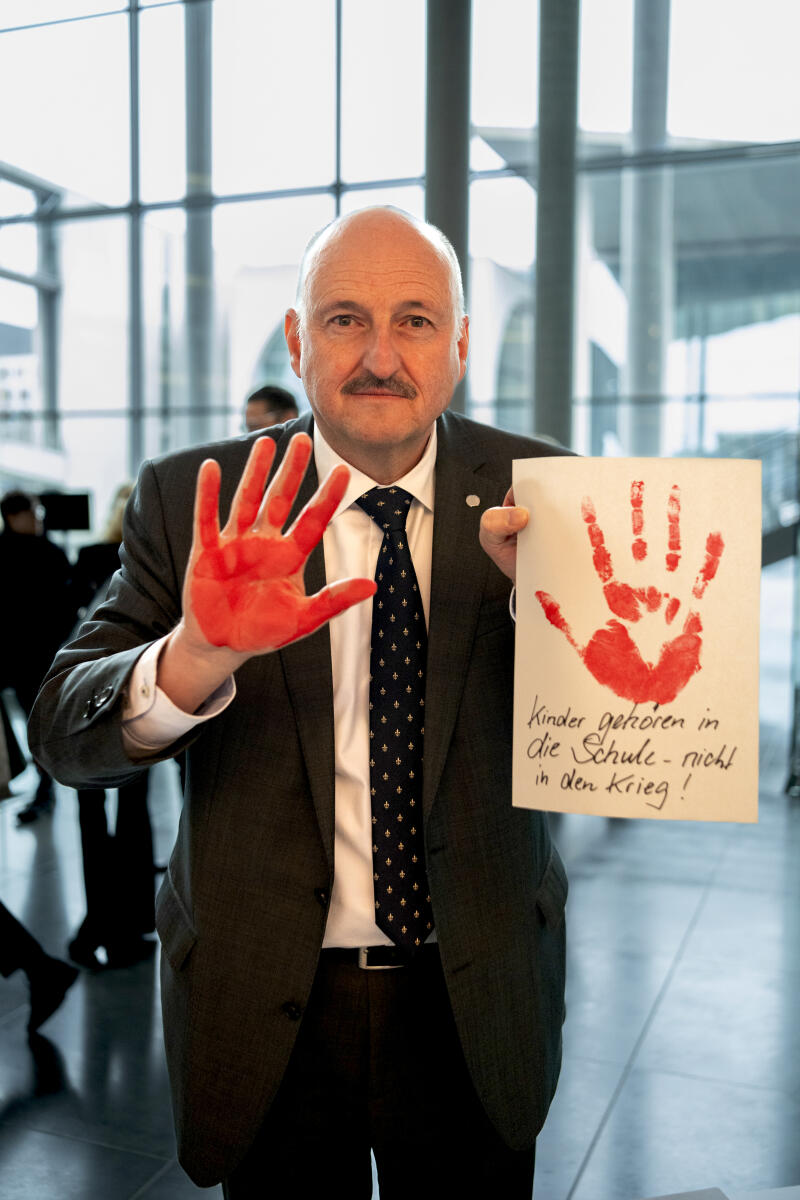 Rützel, Bernd Bernd Rützel, MdB, SPS, bei der Aktion der Kinderkomission: "Red-Hand-Day-deine Hand zählt" im Bundestag