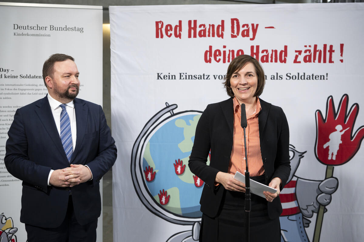 Wulf, Mareike; Hose, Michael Kinderbeauftragte Mareike Wulf, Parlamentarische Staatssekretärin im Bundesbildungsministerium, spricht während der Eröffnung anlässlich der Aktion der Kinderkomission:"Red-Hand-Day-deine Hand zählt" im Bundestag