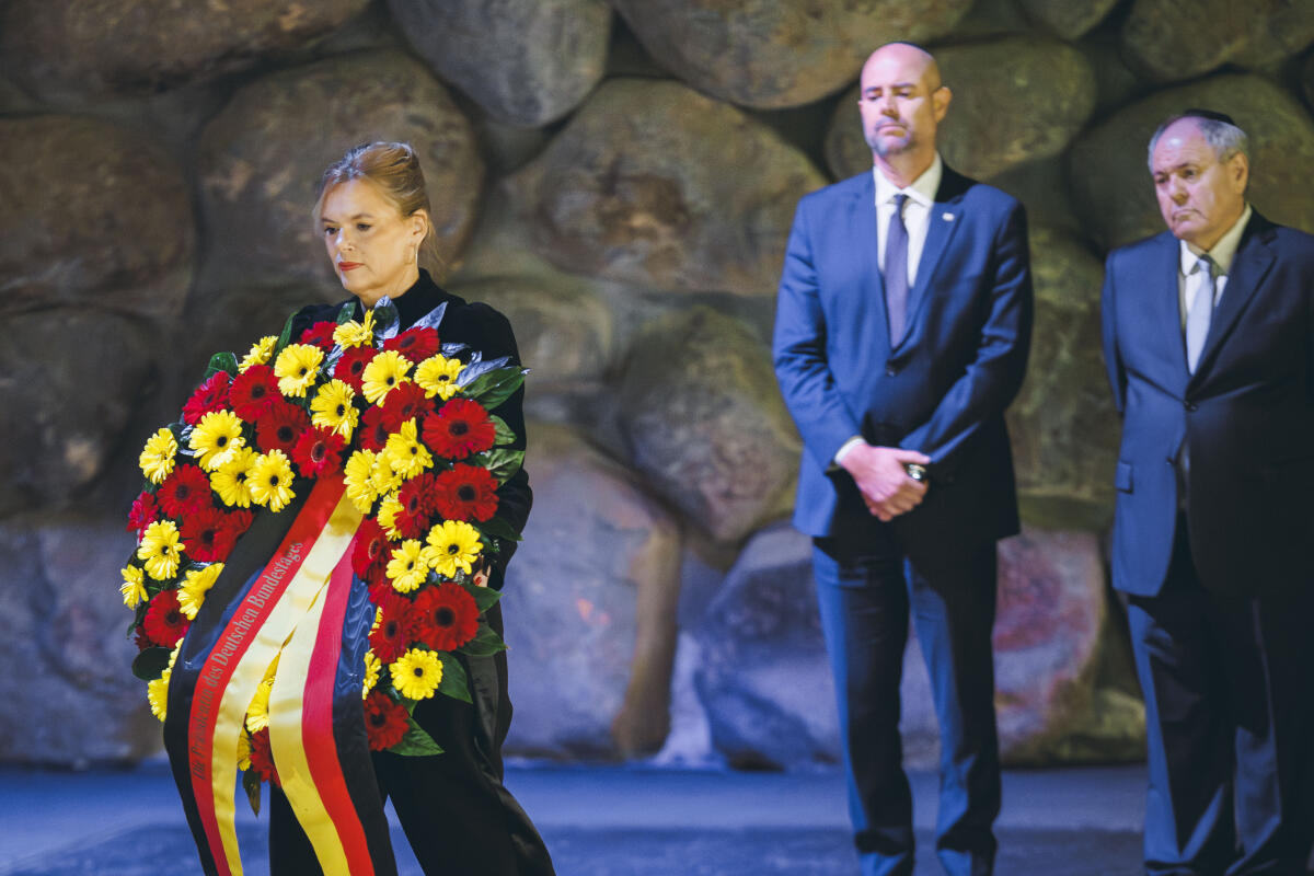 Klöckner, Julia Bundestagspräsidentin Julia Klöckner (l), CDU/CSU, MdB, reist nach Israel. Hier im Rahmen der Entzündung der ewigen Flamme und Kranzniederlegung in der Gedenkstätte Yad Vashem in Jerusalem mit dem Präsidenten der Knesset des Staates Israel, Amir Ohana (m), und dem Vorsitzenden des Direktoriums der Gedenkstätte Yad Vashem, Dani Dayan (r).