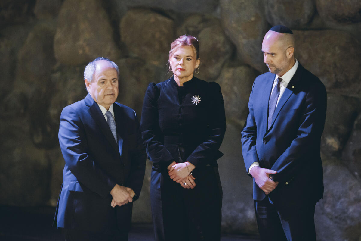 Klöckner, Julia Bundestagspräsidentin Julia Klöckner (m), CDU/CSU, MdB, reist nach Israel. Hier im Rahmen der Entzündung der ewigen Flamme und Kranzniederlegung in der Gedenkstätte Yad Vashem in Jerusalem mit dem Präsidenten der Knesset des Staates Israel, Amir Ohana (r), und dem Vorsitzenden des Direktoriums der Gedenkstätte Yad Vashem, Dani Dayan (l).