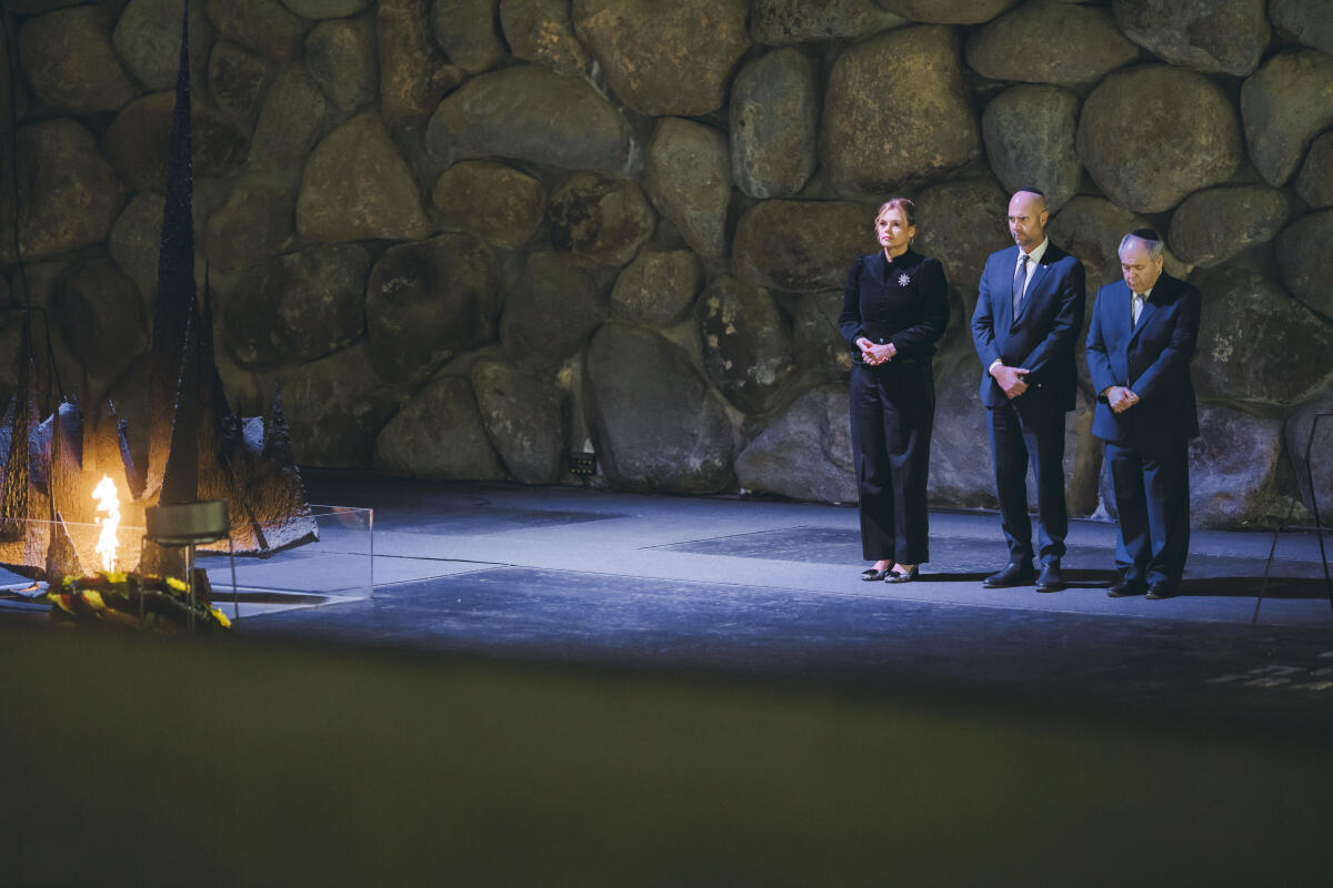Klöckner, Julia Bundestagspräsidentin Julia Klöckner (l), CDU/CSU, MdB, reist nach Israel. Hier im Rahmen der Entzündung der ewigen Flamme und Kranzniederlegung in der Gedenkstätte Yad Vashem in Jerusalem mit dem Präsidenten der Knesset des Staates Israel, Amir Ohana (m), und dem Vorsitzenden des Direktoriums der Gedenkstätte Yad Vashem, Dani Dayan (r).